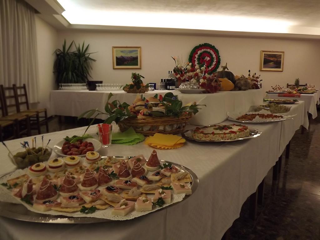 Albergo Ristorante Borghese Montereale Valcellina Kültér fotó
